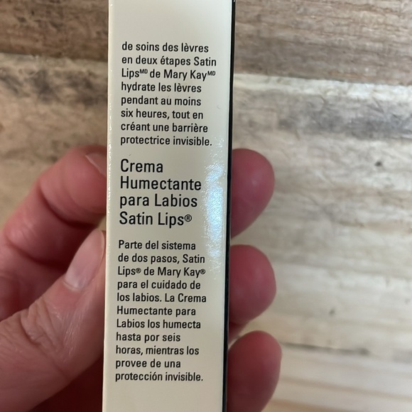 Mary Kay Satin Lips Lip Balm - Picture 4 of 9